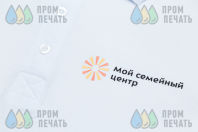 Белые футболки-поло с логотипом «МОЙ СЕМЕЙНЫЙ ЦЕНТР»