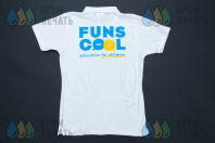 Белые футболки-поло с логотипом «FUNSCOOL»