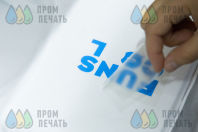 Белые футболки-поло с логотипом «FUNSCOOL»
