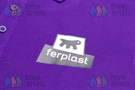 Фиолетовые футболки-поло с логотипом «FERPLAST»