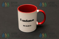 Белая с красным кружка с картинкой «пончик»