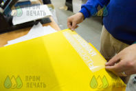 Желтая футболка-поло с логотипом «becar»