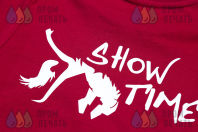 Красные футболки с логотипом «SHOW TIME»