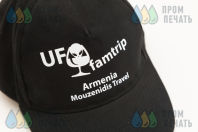 Черные бейсболки с надписью «UF famtrip»