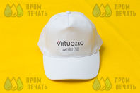 Белые бейсболки с логотипом «Virtuozzo»