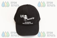 Черные бейсболки с надписью «UF famtrip»