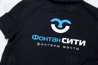 Черные рубашки-поло с логотипом «ФОНТАНСИТИ»